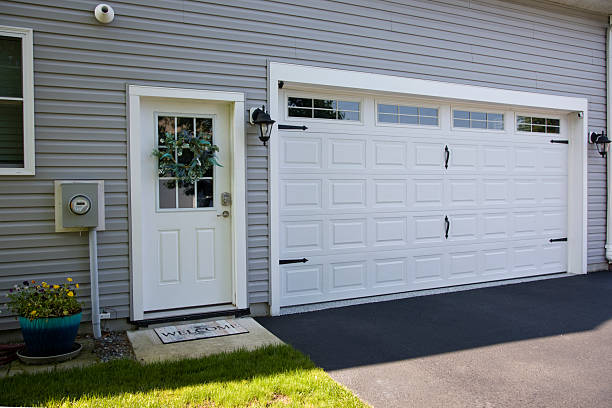 24/7 Emergency Garage Door Panel Replacement experts in Lakesite, TN